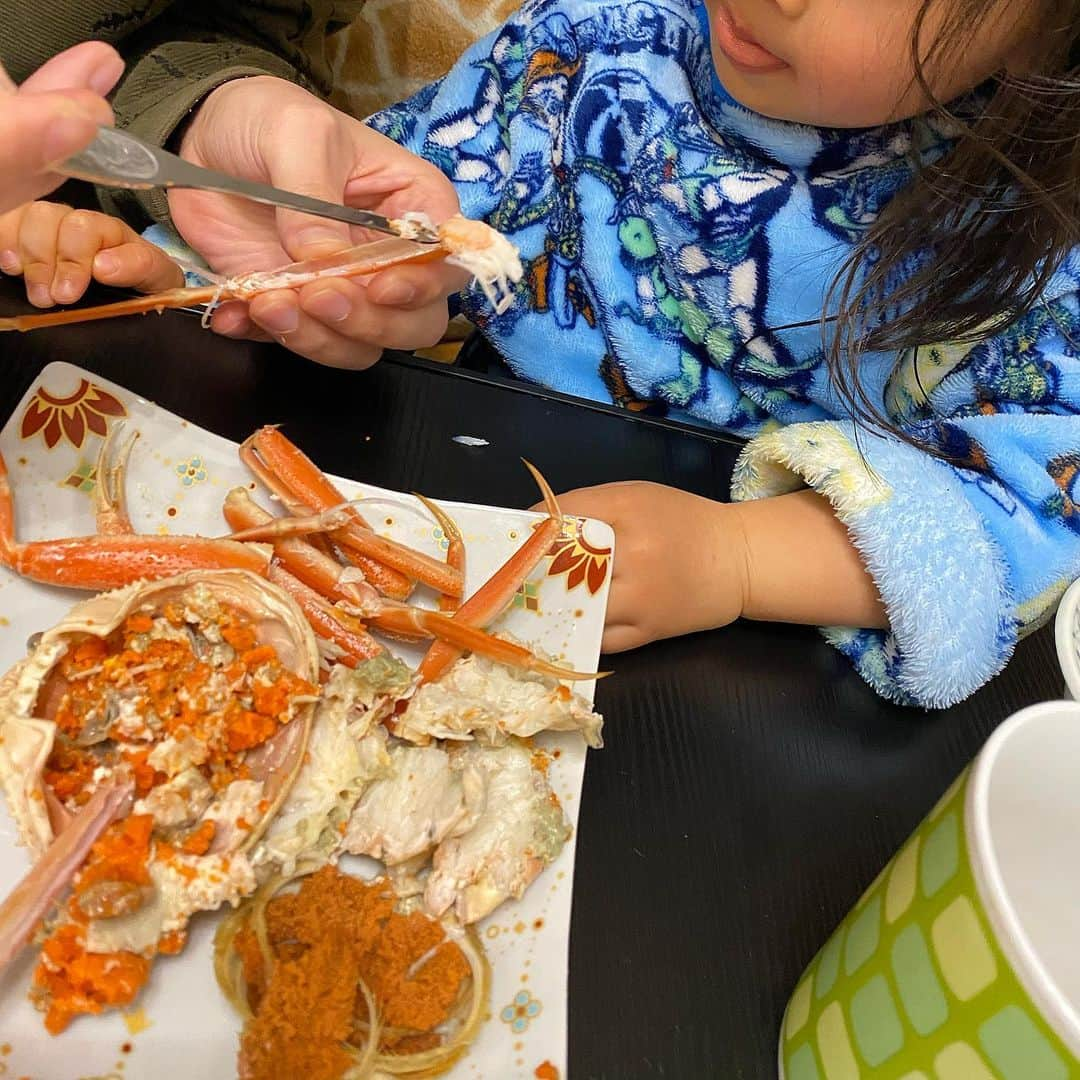 中川真依さんのインスタグラム写真 - (中川真依Instagram)「. これぞ蟹メーーーーン🦀😆✨✨笑 やっと今シーズンも蟹にありつけました🤩❤️ 娘は大きなズワイ蟹を見て怯えていたのに、お味はお気に召したようで😋💕 . 贅沢なひとときです🦀💓 #お正月  #ズワイガニ  #香箱蟹  #yummy #金沢港 #今シーズン初 #うまい #幸せ #正月太り確定」1月2日 19時53分 - maimai.47