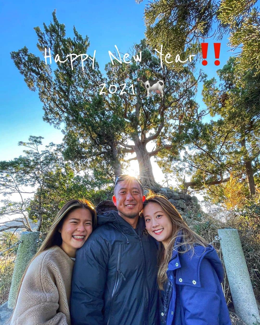 leo7000のインスタグラム：「🎍明けましておめでとうございます🎍 近所の神社に早朝お詣り🙏🏻✨ 御神木から眩しい光いただきました〜♪ IG皆さん､今年もよろしくお願いします‼️😊✌🏻」