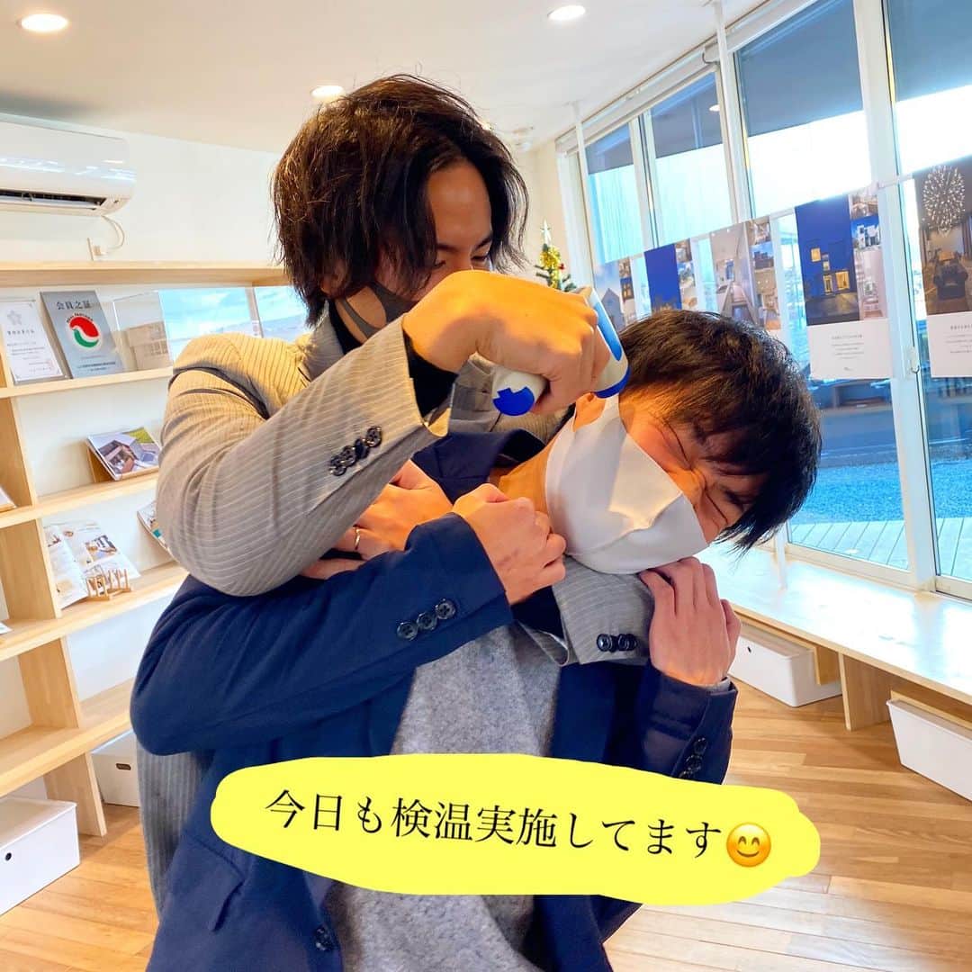 のインスタグラム：「.﻿ ※今日とは12/27日現在です。 営業については1/7(木)より開始致します！ . 社員も毎朝、検温と体調の確認を実施しております。﻿ ご家族や周囲で体調がよくない人がいたら、出社を止めています。﻿ ﻿ みんなで協力して、コロナウイルスと戦おう👿🔥﻿ ﻿ ﻿ 今回はナチュラルハウス営業部のイケメン部長と、カッコイイ（？）スタッフたちです。﻿ ﻿ 乘松営業部長、﻿ 縫田アドバイザー、﻿ 星浦アドバイザーです✨﻿  アドバイザーについてはスタッフ紹介やブログでもご紹介しておりますので、ぜひホームページをご覧ください😊﻿ イケメンやカッコイイについてご質問等ございましたら、いつでもお問い合わせくださいね🌱﻿ ﻿  ※和気あいあいと楽しむポーズをお願いしてこちらの写真を撮影させて頂きました。 もし不快に思われた方がいらっしゃいましたら、お詫び申し上げます。  #2021 #ナチュラルハウス #福山ナチュラルハウス #福山注文住宅 #尾道注文住宅 #福山家 #福山工務店  #福山家づくり #マイホーム #施工事例 #デザイン住宅広島 #福山新築 #福山子育て #福山ママ #子育て家族 #家族で笑顔で幸せに」