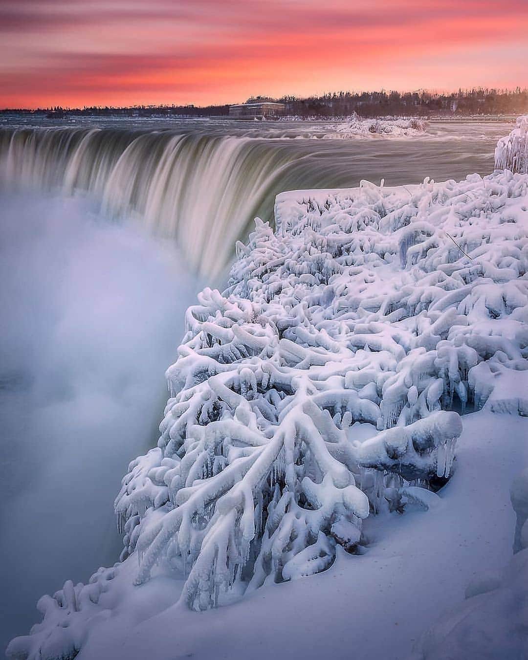 Padgramさんのインスタグラム写真 - (PadgramInstagram)「Starting 2021 off with an ice cold sunset from Niagara Falls. ❄️ . Courtesy of @mindz.eye  .  #pgdaily #pgstar #pgcounty #falls #planetgo #planet #planetearth #amazing #awesome #nature #niagarafalls #niagara」1月2日 20時04分 - planet.go