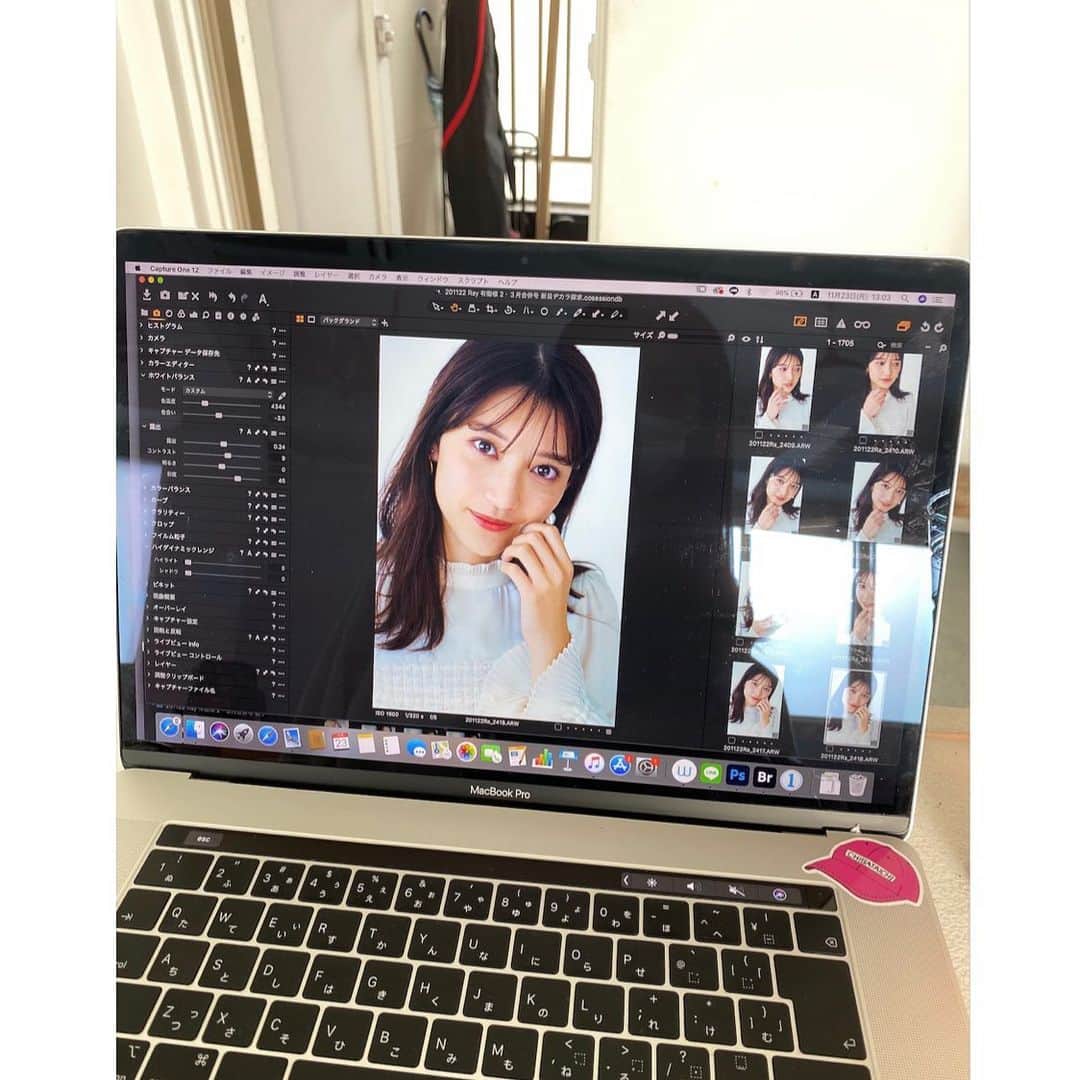 佐藤那菜のインスタグラム：「. あけましておめでとうございます。  去年は色々な事を経験できた1年でした 今年もよろしくお願いします🙇🏼‍♀️♡  そして、Ray2･3号発売中です！ アイメイクのイメチェンしたよ👀✨ 写真はその撮影の時の。 .」