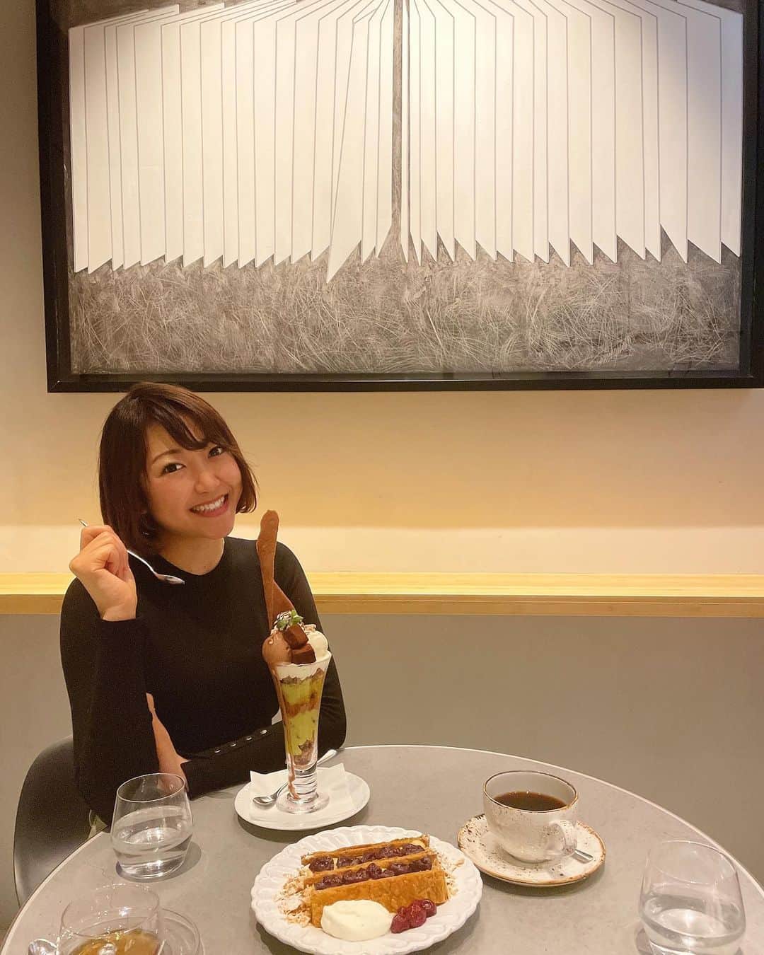 こちえさんのインスタグラム写真 - (こちえInstagram)「. . お洒落とか見た目とかだけじゃなくて 一つ一つすごく手が込んでるな って感じたカフェ🍰✨✨  パフェの中のクッキーが サクサクで美味しかったり ピスタチオクリームが しっかりピスタチオだったり チェリーのコンポートが 生のチェリーから作ってあったり  もう少し甘さ控えめが好きだけど これはもはやただの好み！！！！  季節が変わったらまた来たい おすすめしたいカフェ🍰✨  #次はプリン食べるって決めてる  #パフェ#ミルフィーユ #渋谷カフェ#東京カフェ #カフェ巡り#スイーツ巡り  #スイーツ女子#宮下パーク  #プリ活#固めプリン#プリン #渋谷#東京#こちえ #newlight  #parfait#millefeuille #sweetslover#teatime  #followme#japanesegirl  #shibuya#tokyo#japan」1月2日 19時59分 - ___5ch1_ko