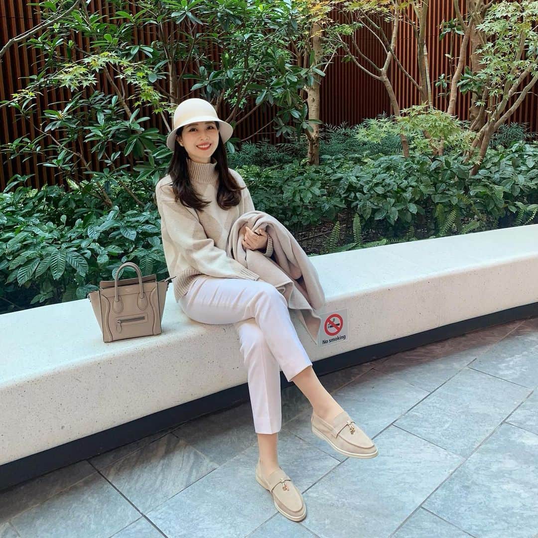 ハンナミのインスタグラム：「2021 ✨🤍  あけましておめでとうございます☺️ 今日もほんとさむい ☃️ あたたかくして過ごしてくださいね :-)  #햅삐뉴이어#2021」