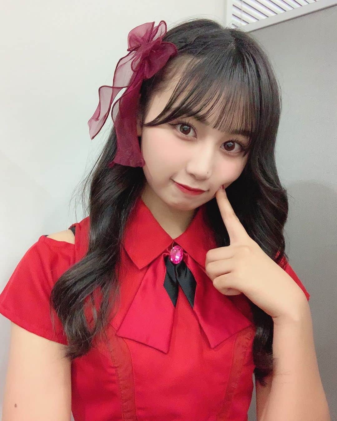 宮丸くるみのインスタグラム：「2021年一発目のライブ！ Zepp tokyo のステージで歌って踊れて最高のスタートでした！<(_ _*)>  年始から駆けつけてくれた皆 配信で見てくれた人達 ありがとうございした！♥  ・ ・ ・  #リリバリ #lilyofthevalley #アイドル #idol #jk #18歳 #高校生 #ぱっつん前髪 #ロングヘア #黒髪 #巻き髪 #衣装 #リボンアレンジ」