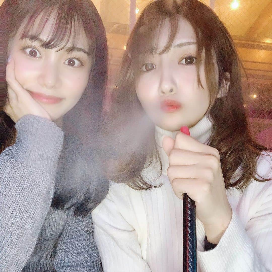 餃子のりさちゃんのインスタグラム：「2021🐄  今年もいっぱい友達と遊びたい🐄 みんなよろしくね🐄❤🤍  袖から見えてるヒートテックが絶妙。」