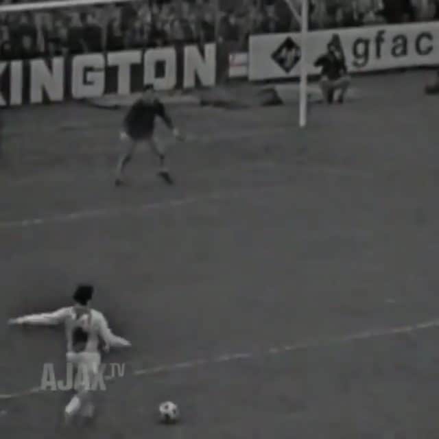 ヨハン・クライフのインスタグラム：「🔙 #OTD in 1972, Johan scored this inspirational goal against FC Den Haag! Enjoy it and Happy New Year! 🤗 #CruyffLegacy 📽 @afcajax」