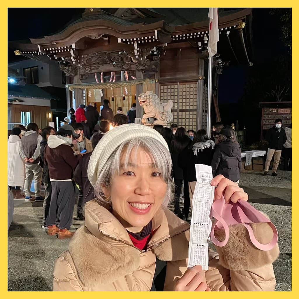 朝倉真弓さんのインスタグラム写真 - (朝倉真弓Instagram)「✨初詣⛩✨﻿ ﻿ 日付が変わってすぐ、﻿ 近所の神社に初詣。﻿ ﻿ 毎年恒例のお参りですが、﻿ 今年は焚き火もなく、﻿ 甘酒のサービスもなく、﻿ ﻿ でも、多くの人で賑わっていました。﻿ ﻿ 折々に足を運んでいる﻿ 大好きなパワースポット❤️﻿ ﻿ お神籤は、小吉でした⭐️﻿ ﻿ ﻿ ———・———・———・———・———﻿ 朝倉のﾌﾟﾛﾌｨｰﾙはｺﾁﾗ→@mayumi_asakura﻿ ———・———・———・———・———﻿ ﻿ ﻿ #happynewyear2021﻿ #謹賀新年2021﻿ #初詣2021﻿ ﻿ ………………………………………………………… ﻿ プロフィール欄より、朝倉真弓の﻿ パーソナルサイトに飛べます。﻿ ﻿ サイトの無料会員登録、﻿ 引き続き募集中！﻿ ﻿ 限定動画などをお送りしております！﻿ …………………………………………………………﻿ ﻿ #グレイヘア #グレーヘア #グレイヘアモデル  #ヘアモデル #白髪 #白髪染めやめた #grayhair #grayhairstyle #greyhair #アラフィフ女子 #40代 #アラフィフ #自分を好きになる #コンプレックス解消 #講師 #講演家 #朝倉真弓 #ファッション #アラフィフファッション #アラフィフメイク #エイジレス #アラフィフコーデ」1月2日 20時16分 - mayumi_asakura