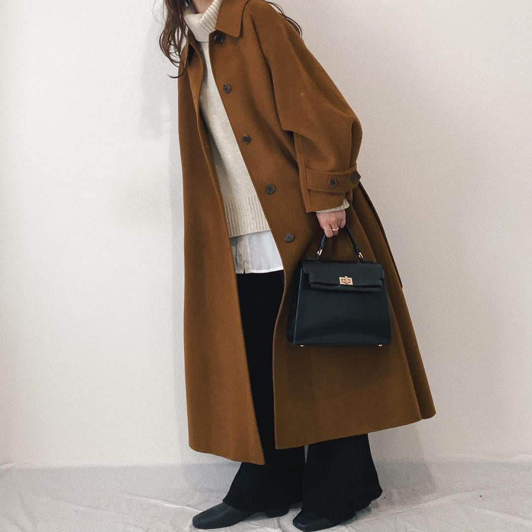 かほこ。さんのインスタグラム写真 - (かほこ。Instagram)「ㅤㅤㅤㅤㅤㅤㅤㅤㅤㅤㅤㅤㅤ ㅤㅤㅤㅤㅤㅤㅤㅤㅤㅤㅤㅤㅤ outer & pants & boots : #kaleno knit : #journalstandardrelume shirt & bag : #lowrysfarm ㅤㅤㅤㅤㅤㅤㅤㅤㅤㅤㅤㅤㅤ オフホワイトのゆったりタートルに、シャツを重ねました。シャツちょうどいい長さのものがなかったので、中でベルトして長さ調節してます！ニットの袖も長めなので折ってます◎ ㅤㅤㅤㅤㅤㅤㅤㅤㅤㅤㅤㅤㅤ 太リブのニットパンツで暖か〜☀︎黒のコート合わせたらクールすぎたので、茶のフレアで少し可愛らしさをプラスして🙆🏻‍♀️ ㅤㅤㅤㅤㅤㅤㅤㅤㅤㅤㅤㅤㅤ 今年もたくさんコーデ載せていきますよろしくお願いします🥰🥰 ㅤㅤㅤㅤㅤㅤㅤㅤㅤㅤㅤㅤㅤ #kaho_fashion #タートルネック #ニットパンツ #ステンカラーコート #ショートブーツ」1月2日 20時18分 - xxokohakxx