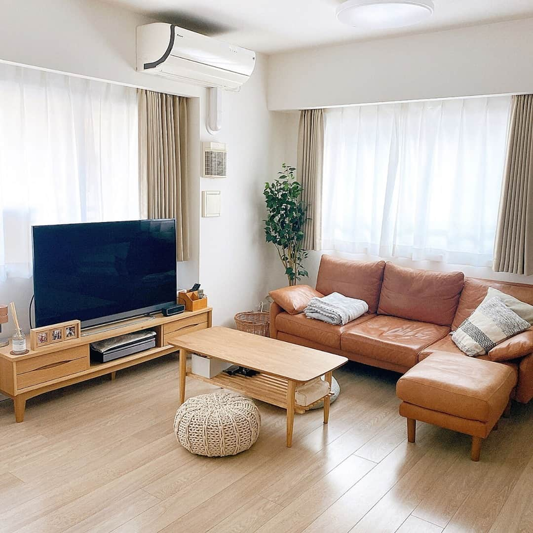 RoomClipJPさんのインスタグラム写真 - (RoomClipJPInstagram)「『ニットプフのある部屋』モロッコ発祥のプフ。現地のものはヤギや羊の革を使用していますがニット素材も人気。2,000枚以上のプフの実例を参考にしてみてください⁠ .⁣⠀﻿⁠ Photo:Azusa(RoomNo.500740)▶︎この部屋のインテリアはRoomClipのアプリからご覧いただけます。アプリはプロフィール欄から⁣⠀﻿⁠ .⁣⠀﻿⁠ 投稿イベント開催中です【まもなく終了する投稿イベント】『お正月インテリア 2021〜1/3』『こたつ〜1/3』⁠ .⁠ #RoomClip#ルームクリップ#interior#instahome#インテリア#暮らし#日常#マイホーム#日々の暮らし#丁寧な暮らし#新築#家#シンプルライフ#リビング#マイホーム記録#シンプルな暮らし#家づくり#収納#新築一戸建て#マイホーム計画#すっきり暮らす#整理収納#マンションインテリア#マンション暮らし#賃貸diy#二人暮らし#同棲#プフ#ふたり暮らし#unico」1月2日 20時30分 - roomclipjp