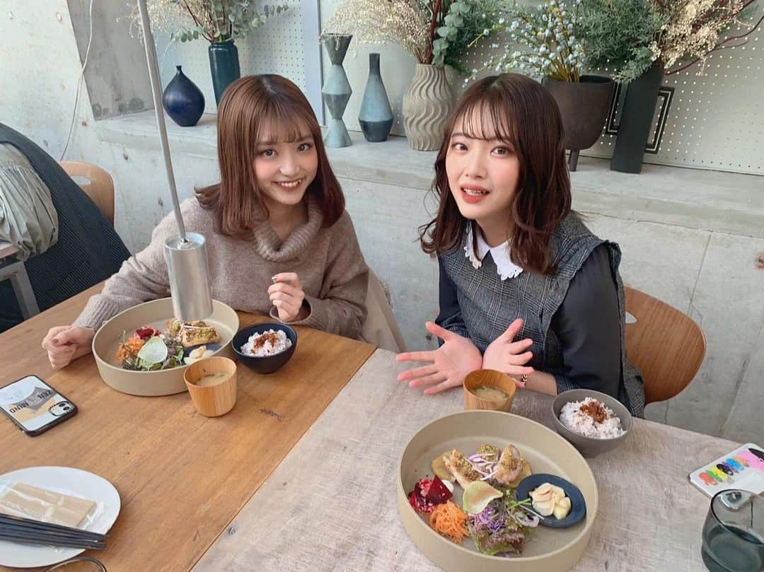 安藤令奈のインスタグラム：「ミスコンを通して仲良くなれた杏奈。 本当にありがとう。 真っ直ぐな杏奈が大好きです！！！❤️ 頑張りすぎるなよ〜！！！ これからも私ららしく歩いてこう😌 . . . #sta #カフェ #渋谷カフェ#東京カフェ#friends #love」