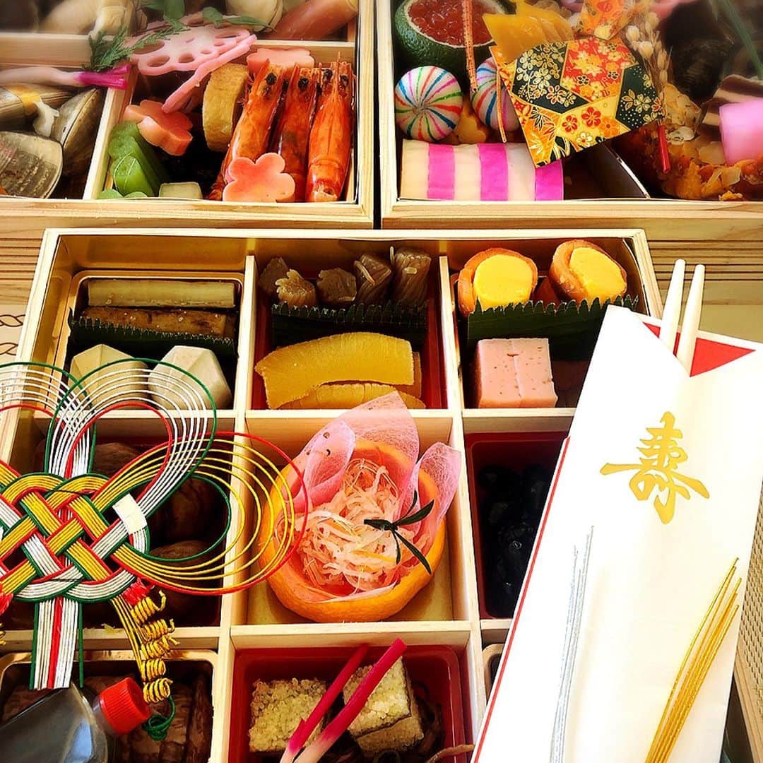 のインスタグラム：「御節… 食べても食べても減らない… そして、毎年何を食べたらいいのか分からない😂🙏✨  お雑煮と一緒に頂きます😊  #お正月 #風物詩 #御節 #お雑煮 #happynewyear  #お正月」