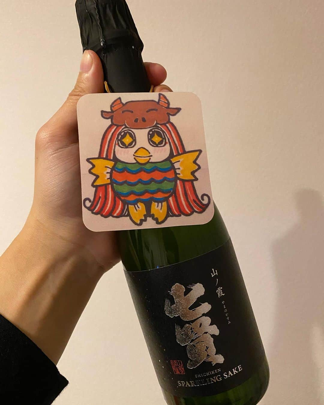 永尾麟ノ介さんのインスタグラム写真 - (永尾麟ノ介Instagram)「お正月だし日本酒飲もうと思って買ったら、店員さんがアマビエの牛verつけてくれました。  素敵な優しさありがとうございます✨ いや、永尾がウィルスに見えたのか？ まぁ、いい。  それでテンション上がって牛のケーキ買って帰ってきました🐮  牛のように攻める年にしましょ  #丑年 #日本酒 #七賢 #バクテン #バク転 #アクロバット #トリッキング #パルクール #ブレイクダンス #男子新体操 #新体操 #acrobat #tricking #parkour #breakdance #ninja #俳優 #actor  #エクササイズ #ワークアウト #筋トレ #ヨガ #yoga」1月2日 20時26分 - rinnosuke_nagao