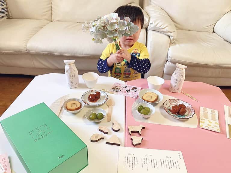 Miku Hirata 平田未来さんのインスタグラム写真 - (Miku Hirata 平田未来Instagram)「お正月2日ですね🎍  OKURU( @okuru_calendar )のオリジナルのおせちでお祝いししました🥂  大人用と子供用があり、 #おとそ はリンゴジュース🍎  子供が好きそうなメニューが入っています♡また、すごろくやつみきなどお正月に遊べるグッズ入り🧸♡  お箸も子供用で、スプーンとフォークも🍴あります✨ すぐにお節セットが堪能できます💓  家族で楽しむセットには、中華と和食もついています♡  たくさん入っているので 家族みんなで食べたり💓 ※賞味期限の早いものもあります！  今年も年明けから ニュースがたくさんありますが どうか良い年となりますように🐮  #okuru #okuruのある暮らし #和食お節  #中華お節 #お節 #お節料理 #子供お節 #子供ご飯 #子供ごはん #家族で楽しむ #お節プレート  #フォトギフト #お正月料理 #石井食品」1月2日 20時28分 - miku.hirata
