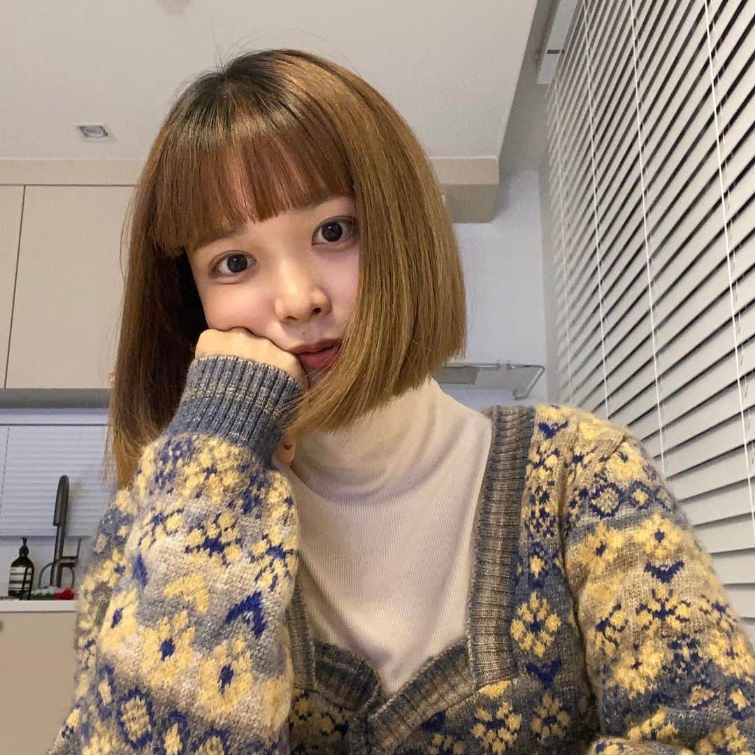 キム・ダヘのインスタグラム：「머리감고 말리는게 너무 힘들어서 싹둑 잘랐어요 ,, 😂 나갈일이 너무 없어서 나간김에 옷 하나 사고 컴백홈,,, 이 옷은 언제 밖에서 입나,,,」