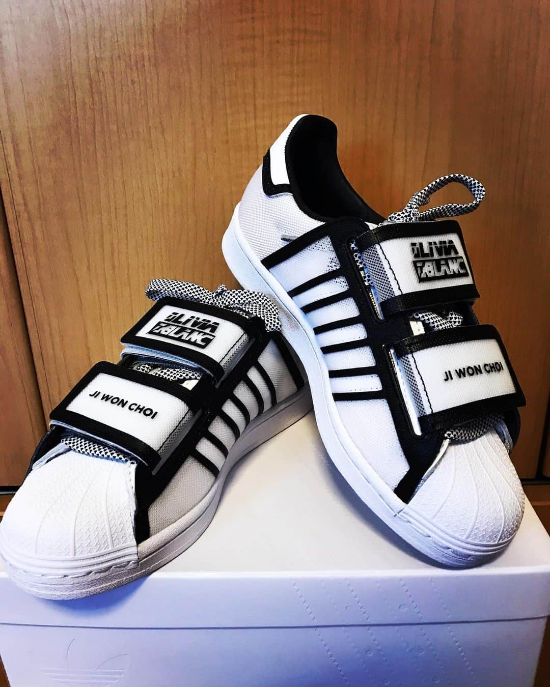小西ゆりなさんのインスタグラム写真 - (小西ゆりなInstagram)「初おろし♡ 今年は沢山お出かけできますように✨ #shoes #sneakers #adidas #superstar #jiwonchoi #コラボ #靴マニア #スニーカー好きな人と繋がりたい #靴好き#oliviablanc」1月2日 20時40分 - yurina_konishi