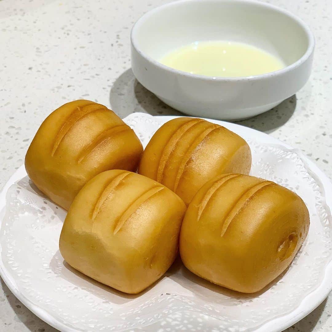 のインスタグラム：「#海底撈火鍋 @haidilaohotpotjp  . 火鍋を食べに行ったのだけど、終盤で頼んだ揚げパンの美味しさが1番今も余韻として残ってる…🥺 . 独特のもっちりした食感、揚げてあるけど油っぽくないさっぱりした感じが不思議！ 後ろにある練乳をディップして食べると最高なの🥺 . 火鍋もすごく美味しかったー！！！ 野菜、きのこ、お肉、たっぷり食べました❤️ . お店のサービスもとても良くて、美味しくて、三ヶ日でも満席の大人気店。 . 火鍋ってコロナの打撃受けてるのかなと思ったけど、そんな雰囲気ありませんでした。 美味しさとサービスが良く、店内でコロナ対策きちんとしてれば、お客さんはちゃんと集まってくるのですね😌 . 揚げパン 4個で380円❤️❤️❤️ . 10個くらい食べたい🤣 . .  #トイレにダイソンのドライヤーがあるお店　 #新宿グルメ #火鍋 #揚げパン #新宿ディナー #新宿ランチ #パン好きトレーニー #healthylifestyle #healthybody #健康美 #naturalbeauty #ボディメイク#bodymake #フィットネス #fitness #fitnessgirl #フィットネス女子 #筋トレ #筋トレ女子 #体型記録 #ダイエット#メリハリボディ#fitnessmodel #フィットネスモデル#お尻トレーニング #美尻 #美容」