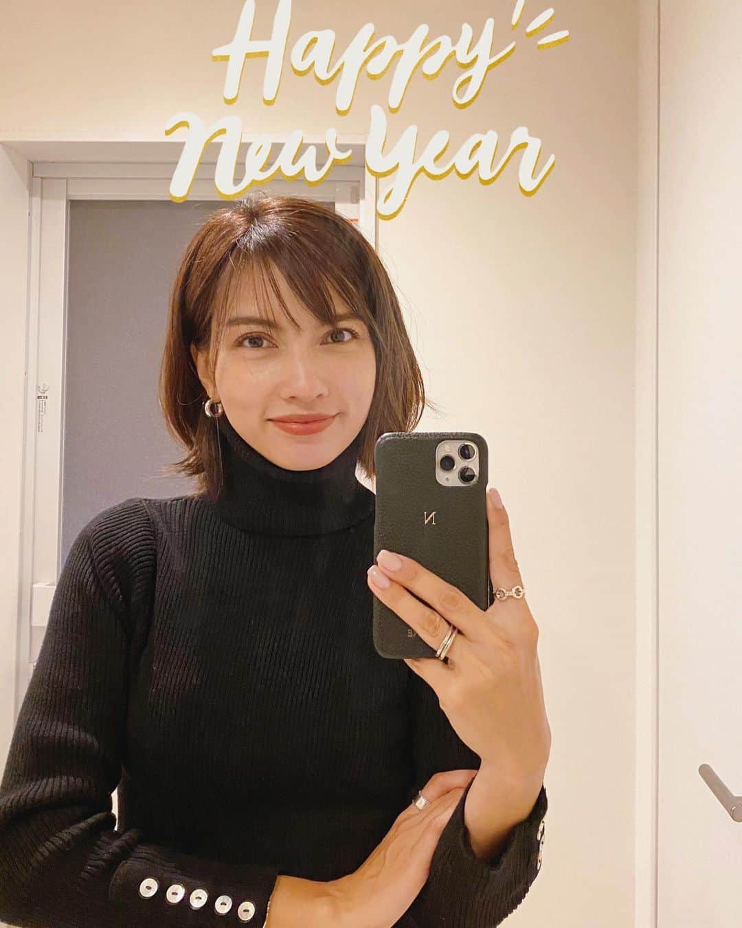 黒宮ニイナのインスタグラム：「明けましておめでとうございます🎍🌅 今年もよろしくお願い致します🙇‍♀️  たくさんの試練と向き合わなければいけない大変な時期ですが、笑顔と思いやりの心を忘れずに、大切な人たちと過ごせる日々に感謝して過ごしたいと思います🥺 春から息子は小学生、娘は幼稚園生と新しい生活になる我が家。 その中で少しだけ自分の時間が持てるようになるので目標を持ってなにかお勉強できたらいいなと☺️  本年も皆様のご健康とご多幸を心よりお祈り致します🙇‍♀️  #お正月 #2021年 #新年 #新年の挨拶 #丑年 #年女 #ママ #2児ママ #兄妹ママ #男の子ママ #女の子ママ #2人育児 #mama #mamalife」