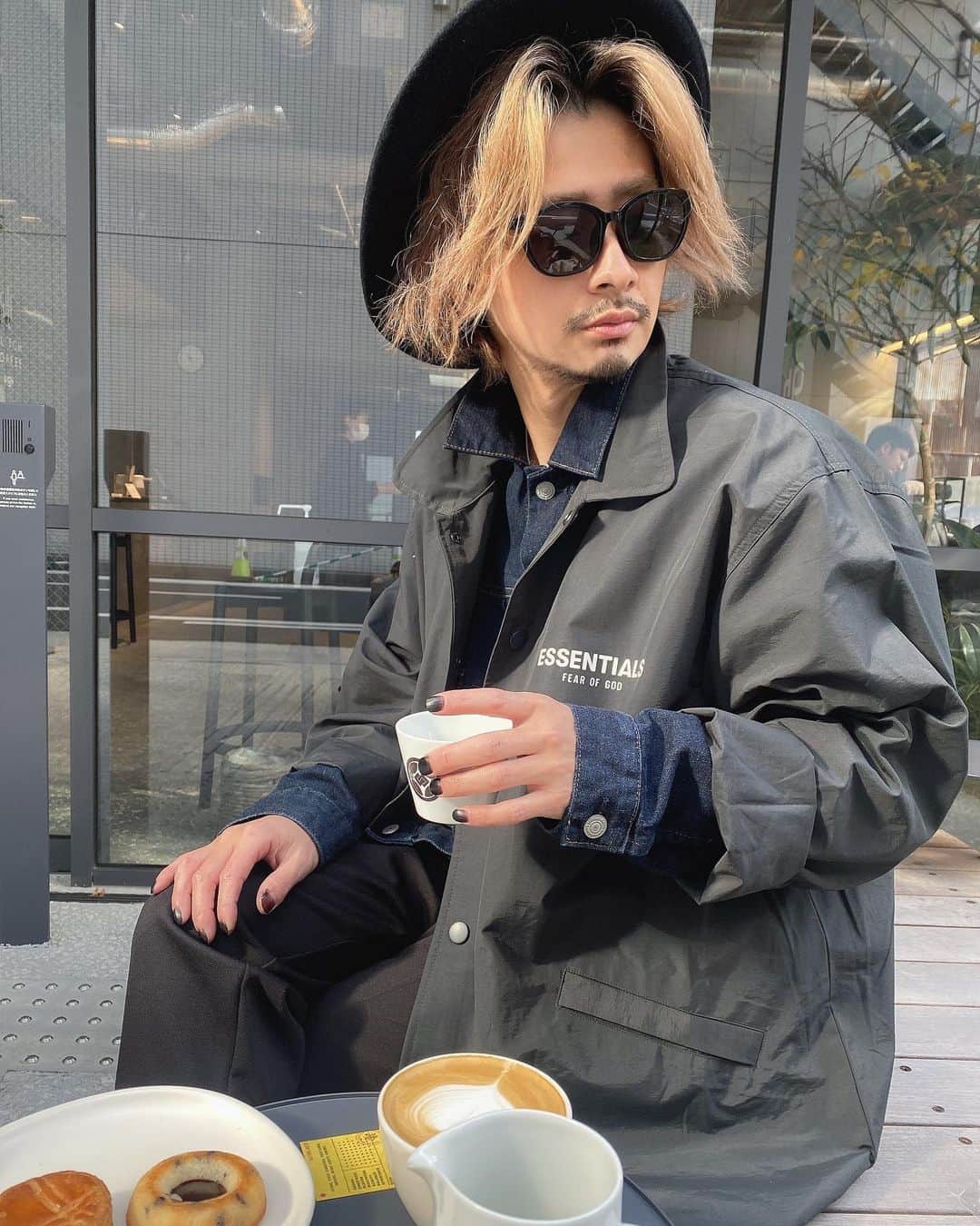 加代憲康のインスタグラム：「大安㊗️今日は @essentials のコーチジャケット 170センチでエムサイズです @jbalvinmerch ✖️JORDAN1🌈 これほんと好き😆 オンラインサロン secretcolorの方で新しい取り組みSTART 【軸】LINEグループです✨ オンラインサロンメンバーさんは ぜひ僕のLINEからお願いします🐄💨 毎日更新からさらにアップデートして リアルタイム更新✨ より濃厚なサロンワークアップデートを 実現していきます✨」