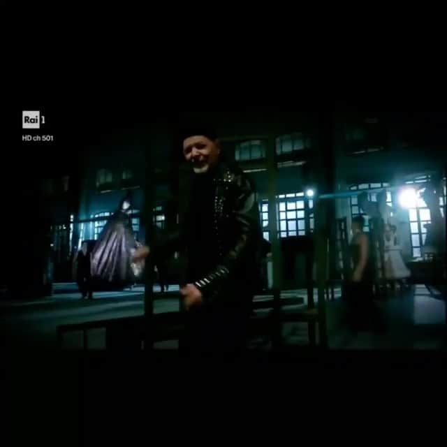 ロベルト・ボッレのインスタグラム：「Posted @withregram • @vascorossi Quando la Danza incontra il Rock!!!  💥🤟💙 "Una canzone d’amore buttata via" in esclusiva da Bolle nel suo programma Danza con me.. su una coreografia da sogno!!!  Ad interpretare la nuova canzone d'amore, Roberto Bolle affiancato da altre stelle della Compagnia del Teatro alla Scala di Milano: Virna Toppi, Agnese Di Clemente e Gioacchino Starace. Il balletto coreografato da Mauro Bigonzetti, rappresenta tutte le possibili combinazioni e declinazioni dell’amore.  #UnaCanzonedAmoreButtataVia #danzaconme #teatroallascaladimilano #balletto #danza #rock #nuovacanzone #canzonedamore #nuoviorizzonti #nuovoinizio #saga #musicanonstop #vascononstop @rai1official @robertobolle @virnatoppi @gioacchino_starace @agnese_diclemente @marcorea_」