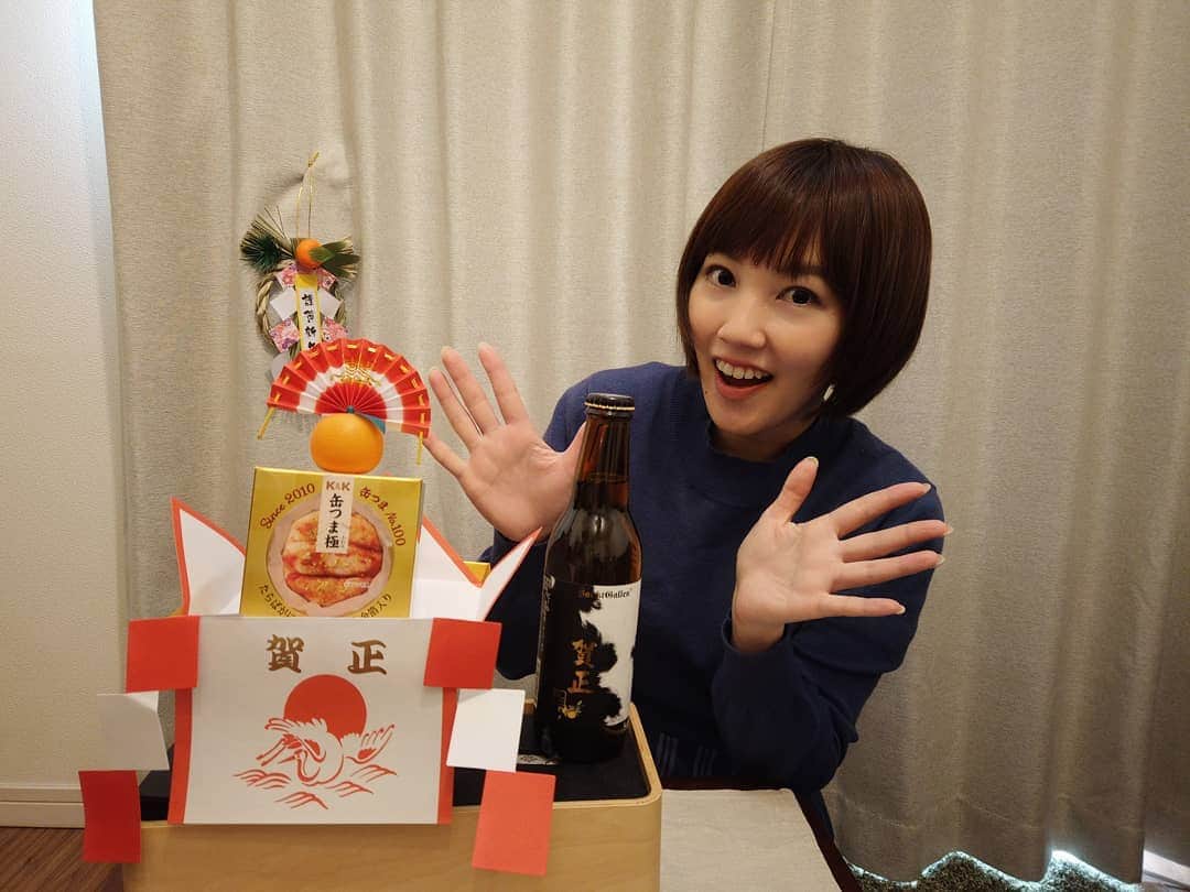 古賀麻里沙さんのインスタグラム写真 - (古賀麻里沙Instagram)「新年一発目のYouTubeは。。。  超高級❗  な、な、な、なんとーーーっ!!!  1万円の#缶つま です🤪  可愛い牛柄のお正月ビールといただきました🐄❤️  気になるお味は是非、動画をチェックしてみて下さい😻💓  #缶つま極 #サンクトガーレン #賀正ビール」1月2日 20時44分 - arisa_koga19871216