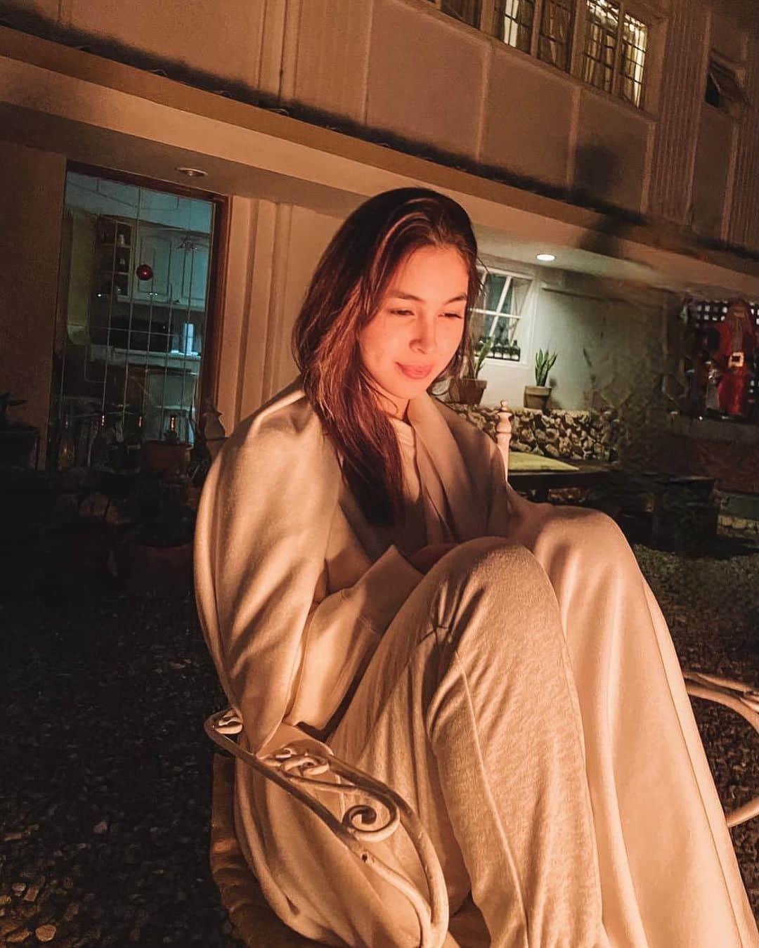ジュリア バレットのインスタグラム：「Happy new year 🤎 Love and light..」