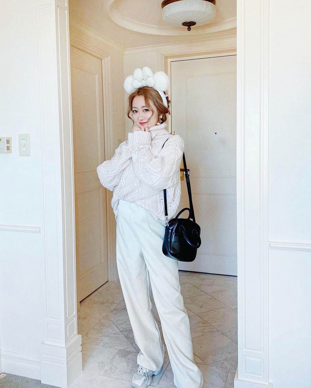 のインスタグラム：「🤍🤍🤍﻿ ﻿ 載せてなかった写真を💫🏨﻿ ﻿ ホワイトのセットアップに﻿ ボアカチューシャを合わせたよ😌🏰🌈💕﻿ @andrabbit_official 🐇﻿ ﻿ 上下別でも使えるから着倒してます😌❤️﻿ ﻿ ﻿ ﻿ ﻿ ﻿ ﻿ お正月、みんなどう過ごしてるかな⛩💭﻿ ﻿ わたしは新年2日目にして﻿ もう食欲との戦いだよ🤣🔥💦﻿ 間食が止まらないーーーー😑🔥💦﻿ ﻿ 筋トレ系の動画みて﻿ 自分磨きスイッチ入れよう😑🔥🔥🔥﻿ 𓂃 𓈒𓏸 ‎𓂃 𓈒𓏸 ‎𓂃 𓈒𓏸 ‎𓂃 𓈒𓏸 ‎𓂃 𓈒﻿ #disneysisters_jp 👭」