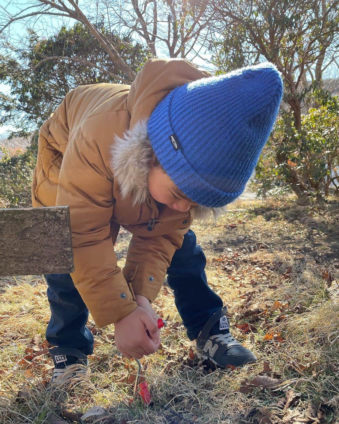 諸岡なほ子さんのインスタグラム写真 - (諸岡なほ子Instagram)「ペグを抜く息子６歳。 まだまだふっくらほっぺ。 たまらんなぁ。むはー。 #ペグ抜き #キャンプ撤収」1月2日 20時56分 - morookanahoko