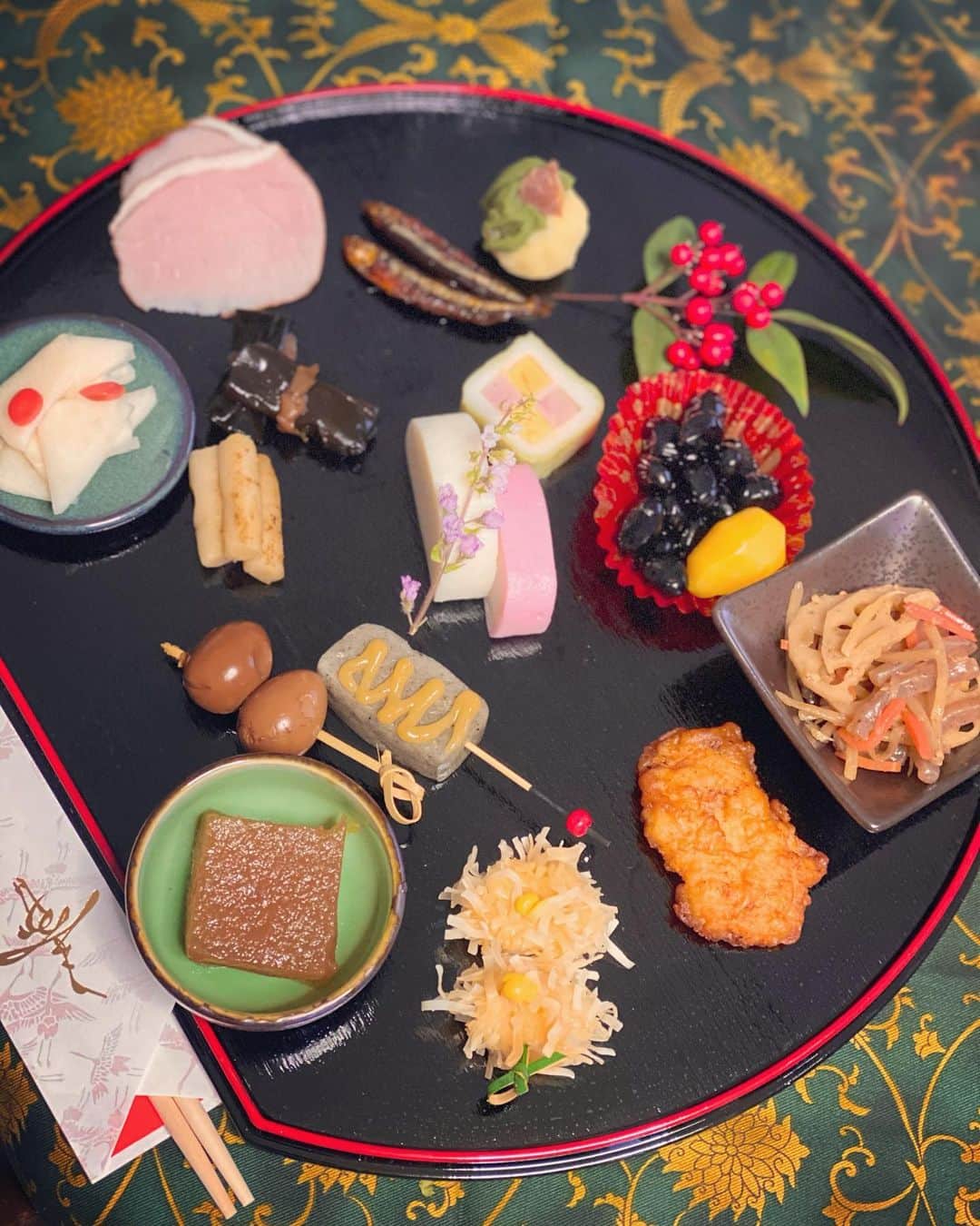 Erenaのインスタグラム：「🥢🍱ﾜﾝﾌﾟﾚｰﾄお節🍱🥢 ｿｰｼｬﾙﾃﾞｨｽﾀﾝｽを守って今年はﾜﾝﾌﾟﾚｰﾄお節💐 そして喪中のためモダンに♡ 1年ぶりにパーテーション越しで家族と会食🍽 . #喪中#2021年#丑#モダン#お節料理#ワンプレートお節#お節#手毬寿司#洋梨と生ハムのカプレーゼ#ラフランス#生ハム#カプレーゼ#お雑煮#あごだし#福岡風#博多#1年ぶりに家族と会食#パーテーション越し#喪中のため新年のご挨拶は控えさせて頂きます」