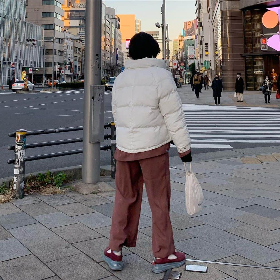 光永さんのインスタグラム写真 - (光永Instagram)「初売りいろいろ回ったお正月休みでございました🎍🥰🛍 本日のコーデは、ニットの下にロンTをかまして、バランスとってるところがポイント🙋🏻‍♀️ ネイビー×スモーキーピンク、可愛い組み合わせ！🍑 . セットアップ：#9090 タートルネック：#mayree スニーカー：#NIKE サコッシュ：#XLARGE ダウン：mayree . . #お正月休み #初売り #セットアップコーデ #メンズライク #ボーイッシュコーデ #メンズライクコーデ #ボーイッシュ #airmaxff720」1月2日 20時50分 - hinata_official__