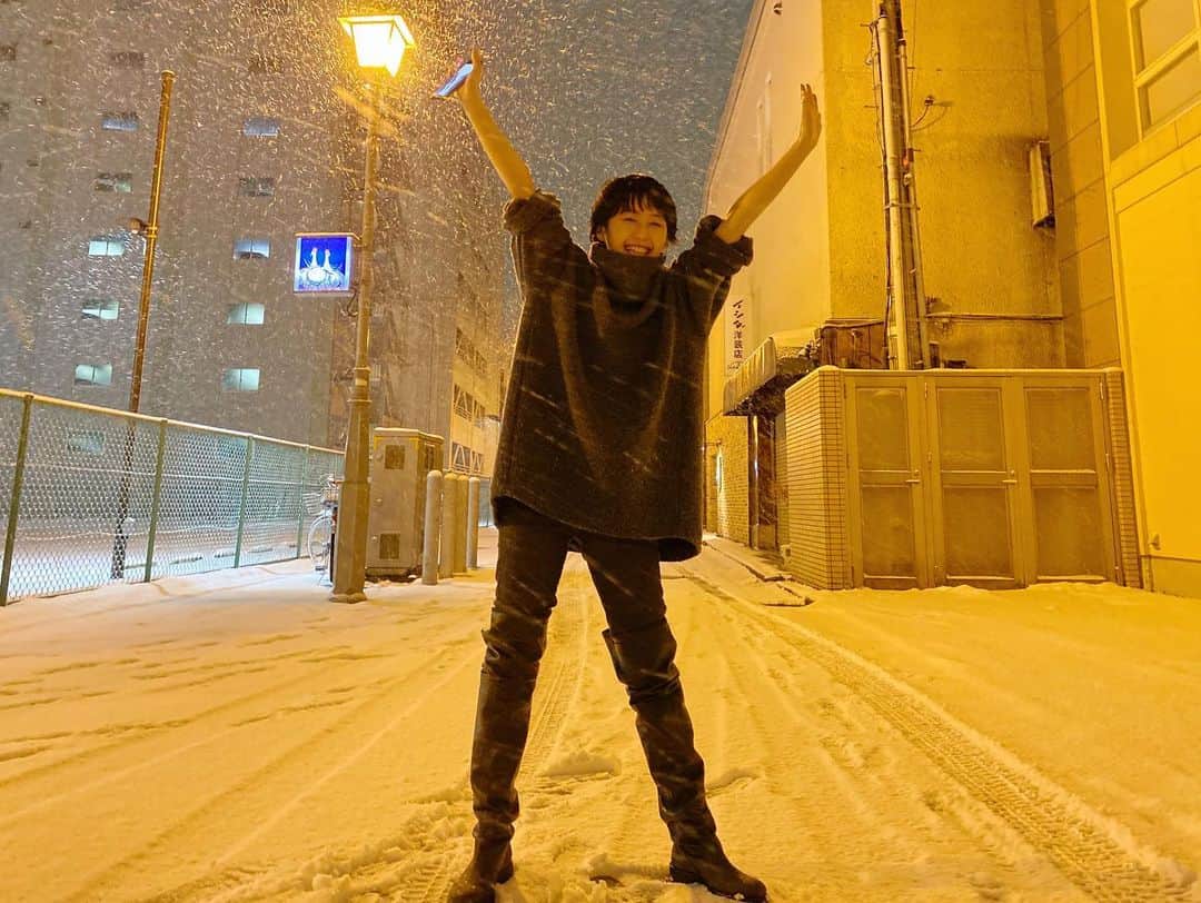 水戸悠夏子さんのインスタグラム写真 - (水戸悠夏子Instagram)「積もると毎日大変だけど、雪の降り始めはやっぱり少しワアッ！となります。しかしこの時の私はまだ、家の水道管が凍結して大変なことになっているなどと、知る由もない…。　#snow」1月2日 20時51分 - mitoyukako