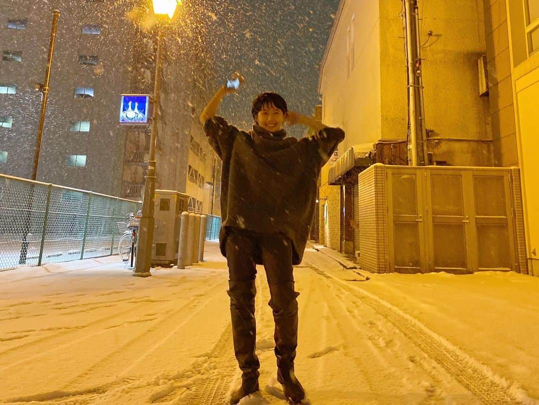 水戸悠夏子さんのインスタグラム写真 - (水戸悠夏子Instagram)「積もると毎日大変だけど、雪の降り始めはやっぱり少しワアッ！となります。しかしこの時の私はまだ、家の水道管が凍結して大変なことになっているなどと、知る由もない…。　#snow」1月2日 20時51分 - mitoyukako
