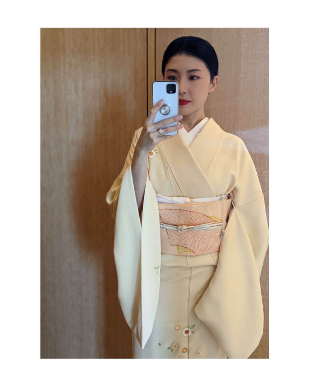 川村亜紀さんのインスタグラム写真 - (川村亜紀Instagram)「新春に新しいお着物と帯をおろしました。 とってもお気に入りです。 お着物と帯は、に志田さん。 帯揚げも新春に新しいものを長吉呉服店さんで用意しました。  #新春 #2021 #令和三年  #歌舞伎 をはじめ #お着物 や #日本の伝統 が長く守られ受け継がれますように。 #kimono #kimonocordinate #japanesekimono #japanesetradition #beautifultradition #lovekimono  #instakimono  #日本の伝統 #美しい伝統 #守るべきもの #日本の美  #お着物と帯 #組み合わせ #楽しい #お着物の魅力  #小紋 #付下げ小紋 #名古屋帯 #に志田 さん #亜紀の和装記録」1月2日 20時52分 - _aki1015_