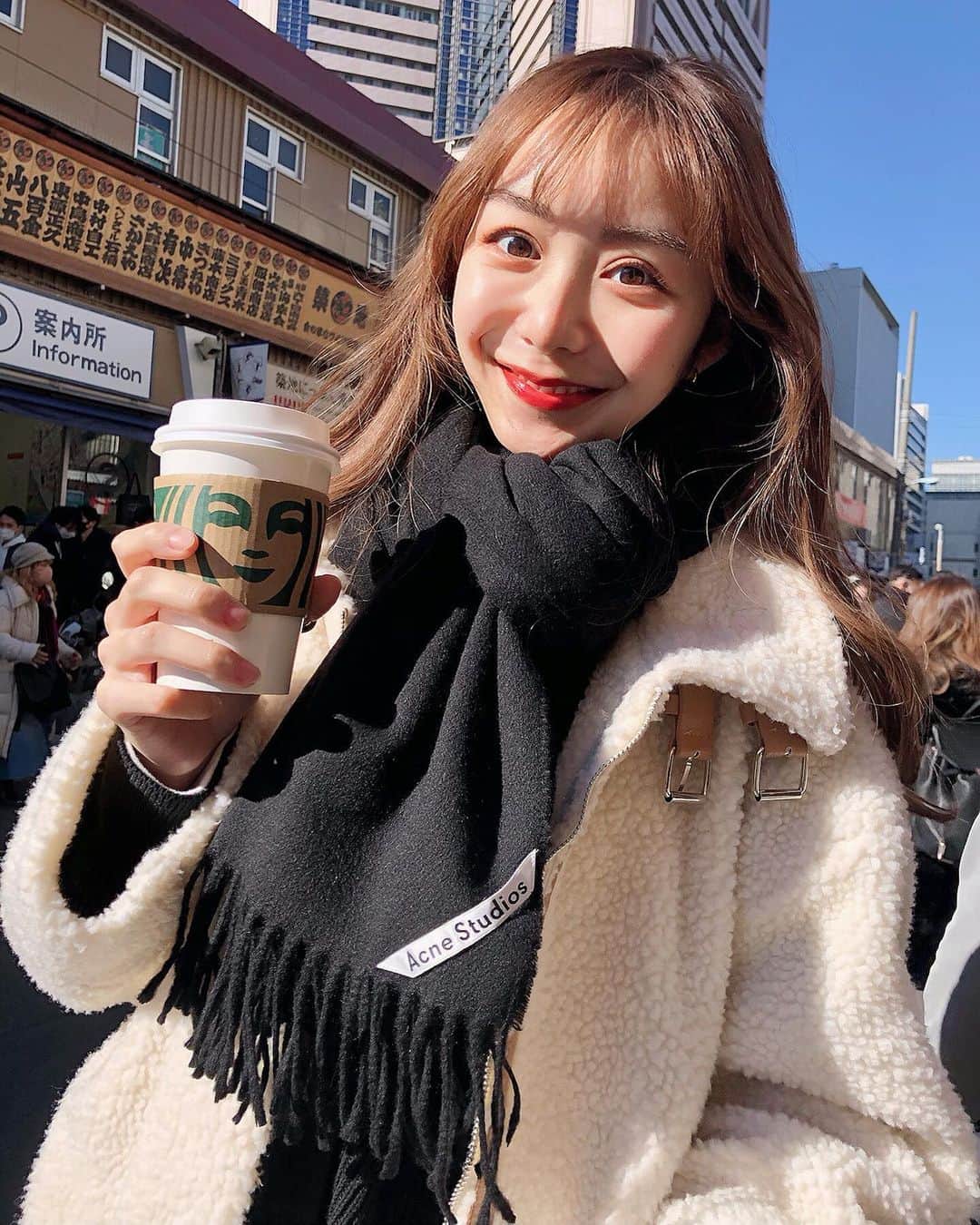 のインスタグラム：「お気に入りマフラー🥰 この前スタイリストさんに何度も教えてもらったミラノ巻きできた🥺  今年はまず1つ、これ！っていう目標があるのでそれをすぐに開始する☺︎ あとは後に出てきた願望はすぐに消化していきます☺︎ いい意味でも、もしかしたら悪い意味でも思い立ったらすぐ行動してしまうので😂😂 #acnestudios」