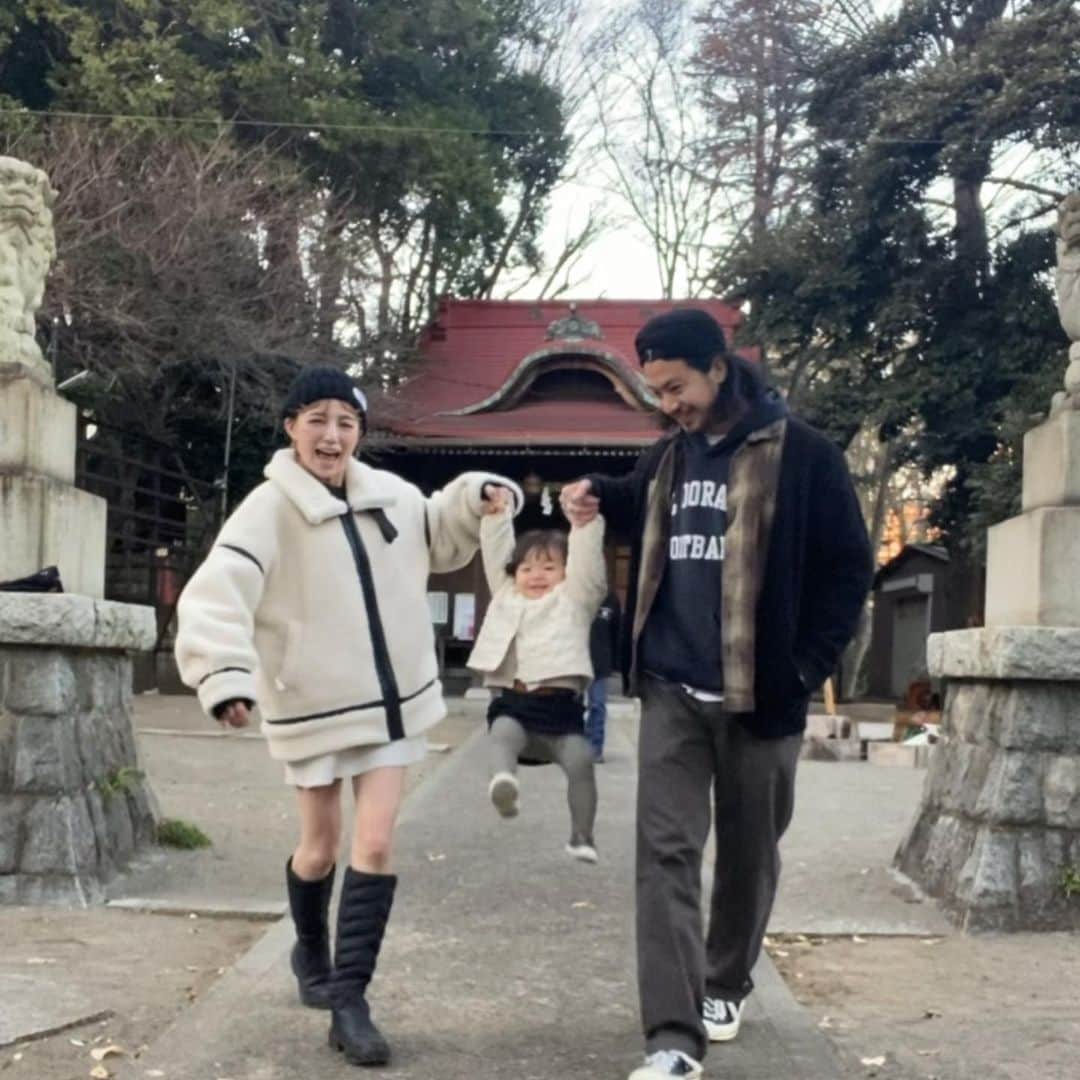 長谷川あやのインスタグラム：「🎍🎍🎍#baby#mama#令和ベイビー#生後19ヶ月#1歳#赤ちゃんのいる生活#新米ママ#女の子ママ#小夏のいる生活#初詣 ・ ・ ・ あけましておめでとうございます🌅 ・ 2020年もたくさんの方に お世話になり素敵な1年を 過ごすことができました🙏✨ ・ 今年は実家に帰るのを諦め 家族でちょこっと初詣👨‍👩‍👧 （ばあちゃんちのお雑煮が恋しい、、、😢） ・ 相変わらずなわたしですが、、、 2021年もよろしくお願いいたします🥺🤲」