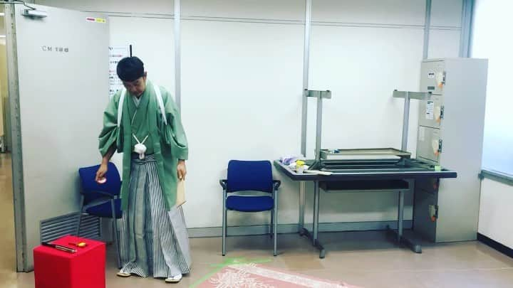 木本武宏のインスタグラム：「昨日の生放送でトライした曲ごま。めっちゃ頑張ったから練習の成果を観てほしい！  こまをはご板に乗せて細い糸で綱渡りさせて最後風船を割るという技  そして本番はどうなったか、、というのも観て。。  #nhk  #ニッポンふるさとリレー #こまのたけちゃん 師匠」