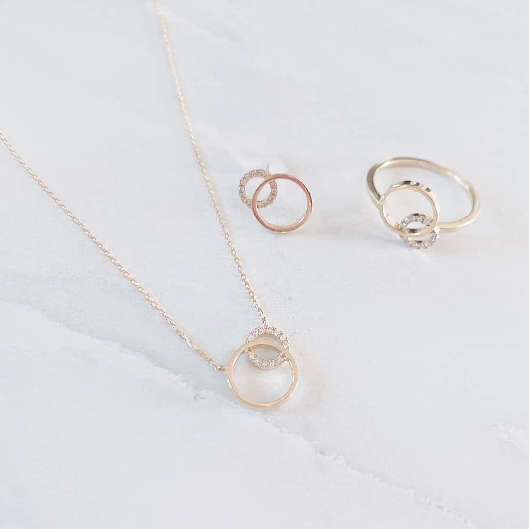 アーカーさんのインスタグラム写真 - (アーカーInstagram)「. 光の輪が重なったキラキラとまぶしい情景をイメージしたティナオレオール✨ ダイヤモンドがセッティングされた輪の上に、ゴールドプレートの輪のモチーフをのせる事で、曲線が美しく引き立ち、すっきりとスタイリッシュな印象に仕上がりました🌟 . #AHKAH #jewelry #newcollection #2020AW #believein #believe #tina #present #アーカー #ジュエリー #プレゼント」1月2日 21時00分 - ahkah_official