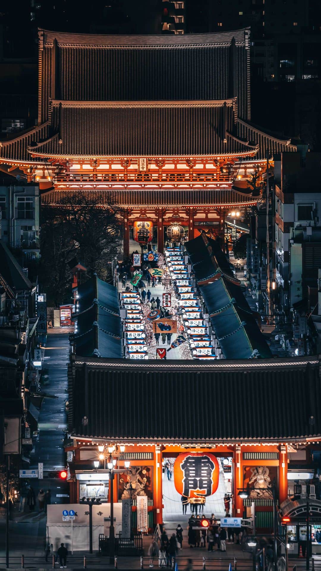 R̸K̸のインスタグラム：「Happy New Year!! Last night, I shoot the picture of Sensouji Temple in Asakusa famous of tourism because og Hatsumode. I compared the focal lengths of the lenses. If you have a 200mm lens, you can shoot with a perfect composition, but this time I challenged 800mm. If you watch it till the end, you will understand that there were some messages🤣 ・ This it rooftop of Hotel Wing. Only the guests can go to this rooftop, so please try when you have chance to visit Tokyo. ・ #reels #instagramreels #photographytutorial #howto #photographytips #reelsofinstagram #reelsininstagram #tips #9gag #voyaged」