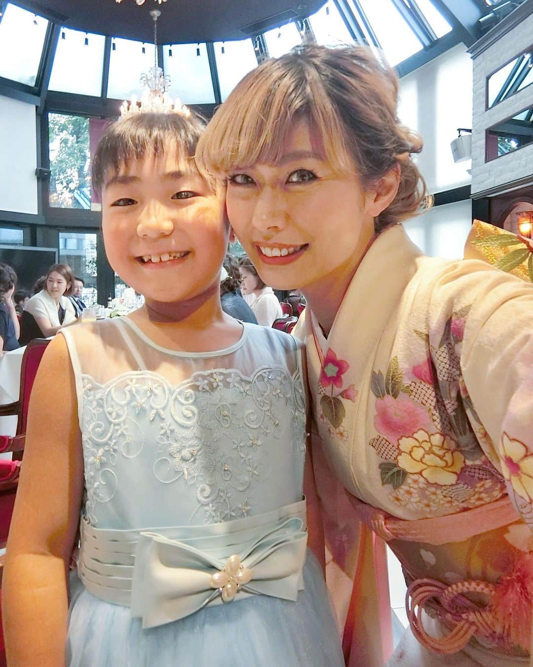 ちほのインスタグラム：「あけおめです🧡 本年もよろしくお願いします🧡 いつかの、はとこちゃんとの写真👧🏻」