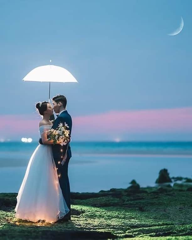 ♡プラコレWedding·⋆*さんのインスタグラム写真 - (♡プラコレWedding·⋆*Instagram)「@placolewedding【#DRESSY花嫁 】 【#プラコレ】をつけて投稿&フォローしてね♩ . ＝＝＝＝＝＝＝＝ . 日が沈んだ美しいロケーションの中で 映画のワンシーンのような1枚に..💓  カバーは、ベールの中に、 フェアリーライトを照らし、 幻想的に写した一枚。 最先端技術を駆使した#韓国フォト は 花嫁さまの間でとっても支持が高いんです🌃 . 📷Photo by... @jino_snap さん . ＝＝＝＝＝＝＝＝ 『#DRESSY花嫁』『#プラコレ』の ハッシュタグをつけて写真をUPしてね✦ 花嫁アプリ『DRESSY by プラコレ』の 記事に掲載＆リグラムされるかも♩ . みなさまからのいいねや保存 コメントをお待ちしています♥ 「このウェディングドレス可愛い！」 「ヘアスタイルも気になる！！」 「今の花嫁さんの流行りは！？」etc. . ＝＝＝＝＝＝＝＝ 花嫁アプリでは、 プロのアドバイザーに結婚式の相談を何度でも♡ ウェディングドレスの記事や、 自分のウェディングレポを残せちゃう♡” . ＞＞＞TOPのURLからcheck ⋈ @placolewedding ＞＞＞結婚のご相談は プラコレウェディングアドバイザーへ♡ @wedding_adviser ＞＞＞ウェディングレポを残したいなら、 farny by プラコレをcheck ✎ @farny_wedding ＞＞＞ウェディングアイデア＆DIYは ドレシーアイデアcheck ❁ @dressy_idea >>>素敵なドレスに出会いたい花嫁さま♡ @dressyonline_をcheck . ＝＝＝＝＝＝＝＝＝＝＝＝＝＝＝＝ . #プレ花嫁 #卒花 #花嫁 #卒花嫁 #結婚 #結婚式 #結婚準備 #花嫁準備 #weddingtbt #2021冬婚 #2021春婚 #wedding #ファインダー越しの私の世界 #韓国花嫁 #ベールフォト #ベールインフォト #ガーランドライト #フェアリーライト #ロケーションフォト #ナイトフォト #ナイトウェディング #ロマンチックウェディング #撮影指示書 #ウェディングフォト #weddingphotography」1月2日 21時03分 - placole_dressy