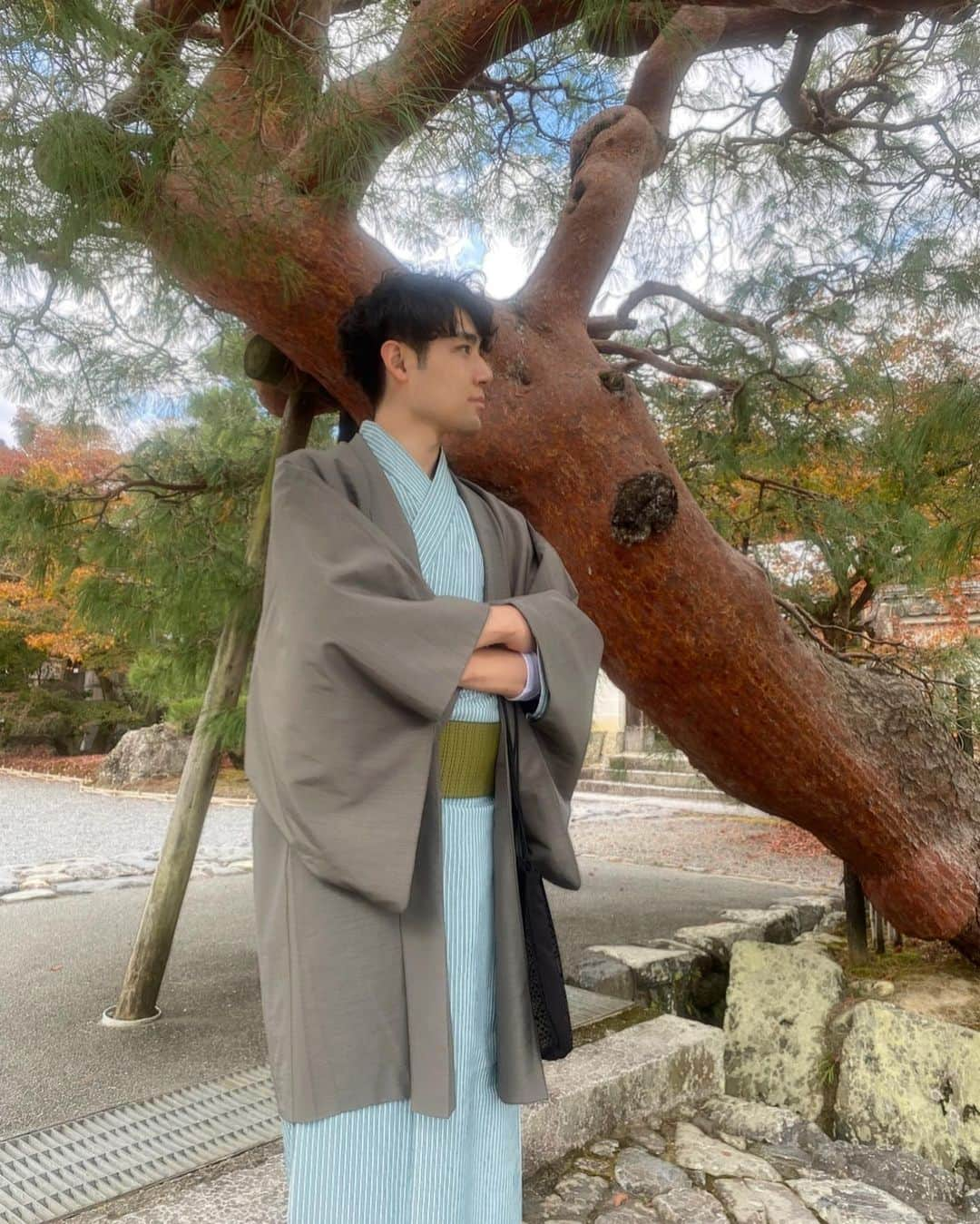 吉川友真さんのインスタグラム写真 - (吉川友真Instagram)「謹賀新年🎍  #旧年中は大変お世話になりました #本年も宜しくお願い致します  #皆様のご健康とご多幸をお祈り申し上げます #写真はまだgotoトラベル推奨されてた頃の #紅葉 #京都 #嵐山 #祐斎亭 #宝厳院 #天龍寺  #ライトアップ #綾鷹 #綾鷹ごっこ #和服  #和服男子  #着物 #最終選別帰りの炭治郎が日輪刀受け取る時の着物イメージ #鬼滅の刃 #demonslayer  #japan #kyoto #arashiyama  #yusaitei #travel」1月2日 21時03分 - yuma_yoshikawa_