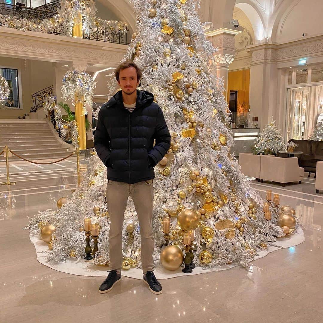 ダニール・メドベージェフのインスタグラム：「Happy 2nd January 🤣🥳🎄」