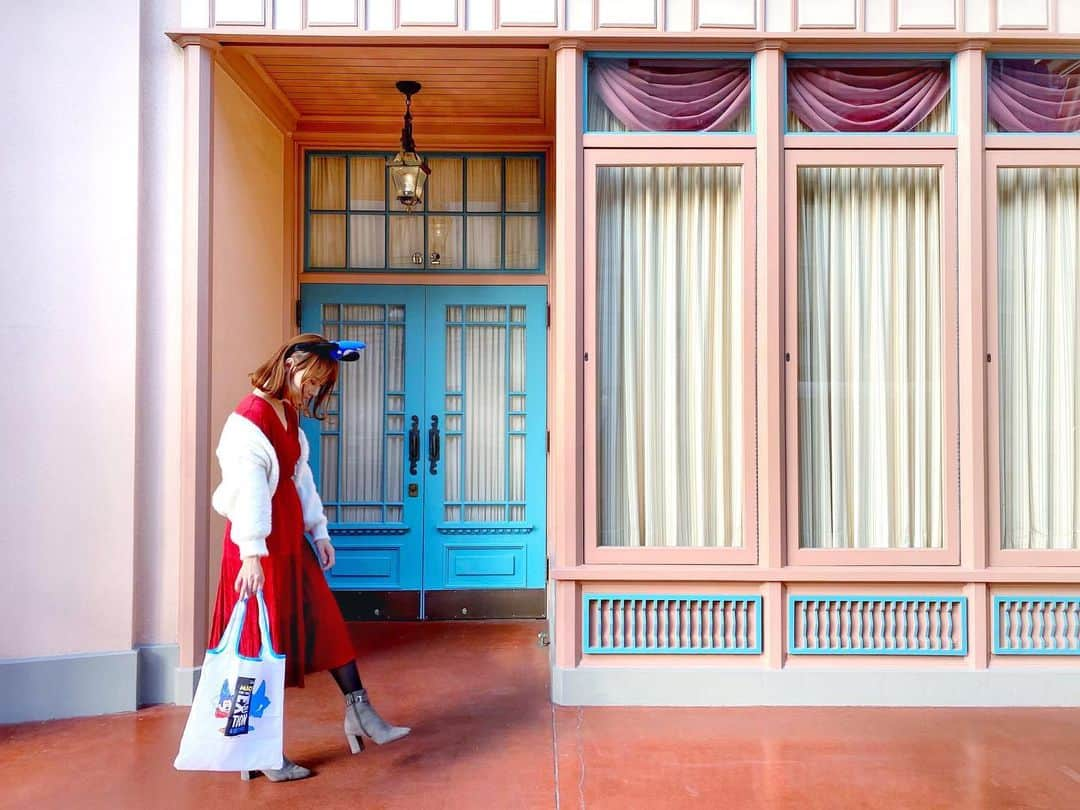 澪花のインスタグラム：「. ❤🐭#ミッキーマウス展 来場者特典が可愛い♡🐭❤ . 🗾#tokyodisneyland  📍#ワールドバザール . 弟子くんバウンドでランドに行った時の写真🥰 1/11（月・祝）まで六本木で開催中の ミッキーマウス展でもらえるエコバッグを持っていったよ✨ . 現在パークのお土産屋さんの袋は有料なので、 家から持参するのがオススメ！ 私は写真を撮るときに上着を脱ぐので 上着入れとしても使用しました✨ . coordinate cardigan: @ropepicnic_official  onepiece: @milkcocoa_official  shoes: @randa_pic  . #tokyodisneyresort #東京ディズニーランド #ファンタジア #弟子くん」