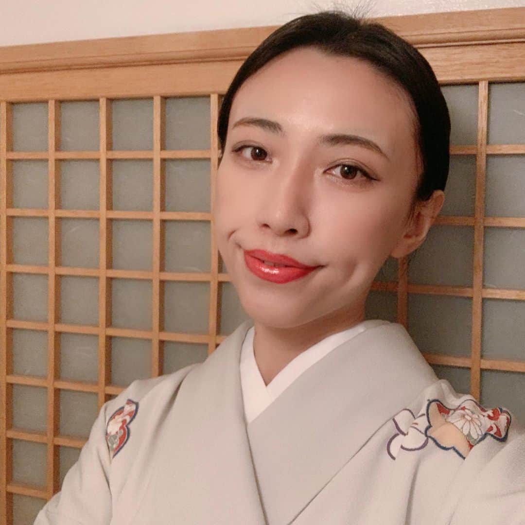 RIKAPEPEのインスタグラム：「明けましておめでとうございます🎍⛩今年も宜しくお願い致します。 ・ 2020年は皆様が大変な中でしたが、たくさんの方に助けていただき、愛を感じた一年でした。出逢ってくださった全ての方に感謝申し上げます。そして、2021年 皆様のご健康とご多幸を心からお祈りします。 ・ 「神頼みはしない」という我が家の大将の方針により、コロナ関係無く初詣無し。笑😅⛩→言いそうでしょ。笑 ・ 365日のうち350日はスウェットで道場内を走り回っていますので、正月くらいはメリハリを。レンタル着物してみました。 ・ 着物は、着るまでの支度が儀式のようで、身が引き締まります。着るだけで晴れやかになる、「装いの効果」は凄いです。気持ちが高まり、有り難い。  #女将 の正月 #初詣行けず🥺 #着物を着た」