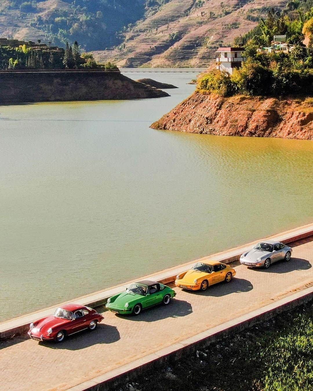Porscheさんのインスタグラム写真 - (PorscheInstagram)「Artfully arranged rice terraces, a variety of traditions, and a bustling metropolis at over 2,000 meters: @porsche.museum sends historical vehicles on a fascinating journey to southwestern Yunnan, China. See the journey over in Christophorus. Link in bio.」1月2日 21時09分 - porsche