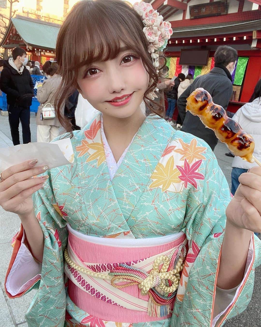 遠藤 玲奈 /endo renaさんのインスタグラム写真 - (遠藤 玲奈 /endo renaInstagram)「食べます？🍡 #食べちゃいましたけど  お正月あと一日で終わるの早いなぁ🐄💭 . #happynewyear #happynewyear2021 #20202021 #初詣 #はしてません #着物 #着物コーデ #丑年 #着物ヘア  #ヘアアレンジ #和装ヘア #和装」1月2日 21時10分 - r_m.0115