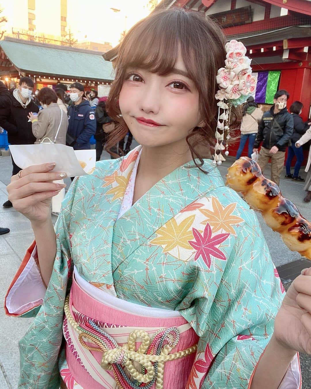 遠藤 玲奈 /endo renaさんのインスタグラム写真 - (遠藤 玲奈 /endo renaInstagram)「食べます？🍡 #食べちゃいましたけど  お正月あと一日で終わるの早いなぁ🐄💭 . #happynewyear #happynewyear2021 #20202021 #初詣 #はしてません #着物 #着物コーデ #丑年 #着物ヘア  #ヘアアレンジ #和装ヘア #和装」1月2日 21時10分 - r_m.0115