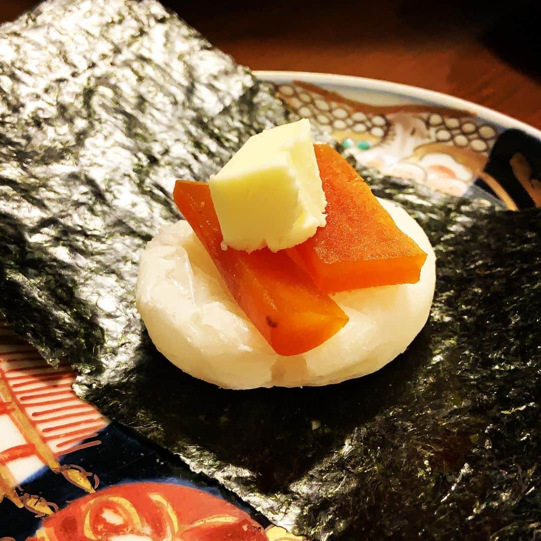 志摩有子さんのインスタグラム写真 - (志摩有子Instagram)「お正月限定のおつまみ。 からすみ餅の磯部巻きバタートッピング。 もうなんもいえねー。  #からすみ餅」1月2日 21時11分 - ariko418