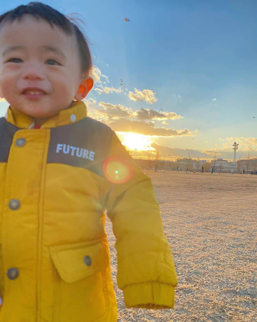 片山良平のインスタグラム：「カメラ向けたらめっちゃ笑顔で走ってきた☺️  #今年の壁紙決定 #正月#散歩 #赤ちゃん ? #こども ? #もえそで #めっちゃ可愛いやん」