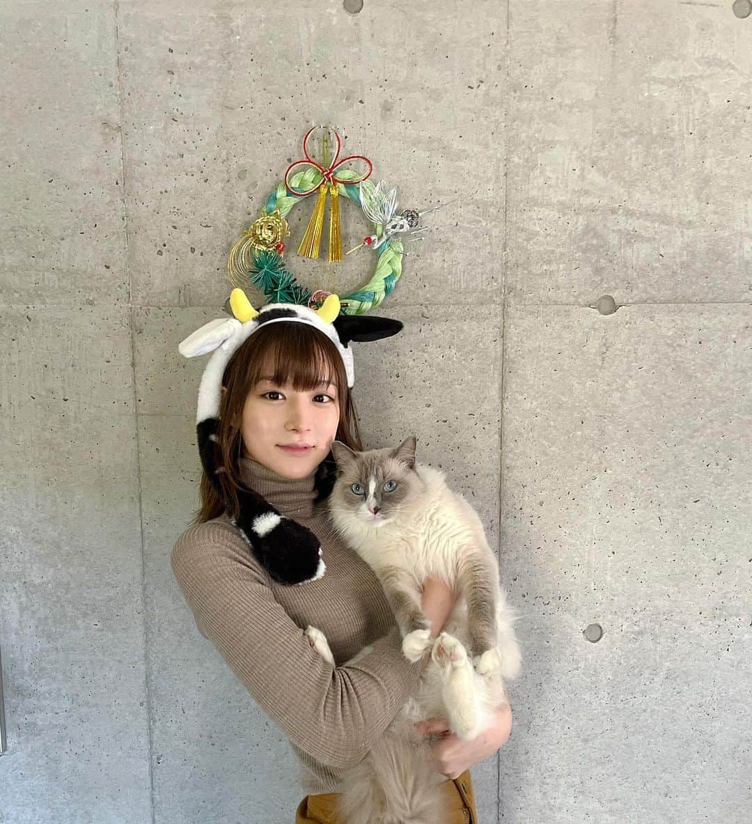 山崎あみさんのインスタグラム写真 - (山崎あみInstagram)「⠀ ⠀ 🐮あけましておめでとうございます🐱 ⠀ 年女なので、つい。🐄 ⠀ 皆様にとって幸せな一年でありますように。 ⠀ おこがましいですが、 そのお手伝いができるように 精進します🔥 ⠀ 今年もよろしくお願いしますね☺️ ⠀ #山崎あみ」1月2日 21時12分 - __ami.yamazaki__