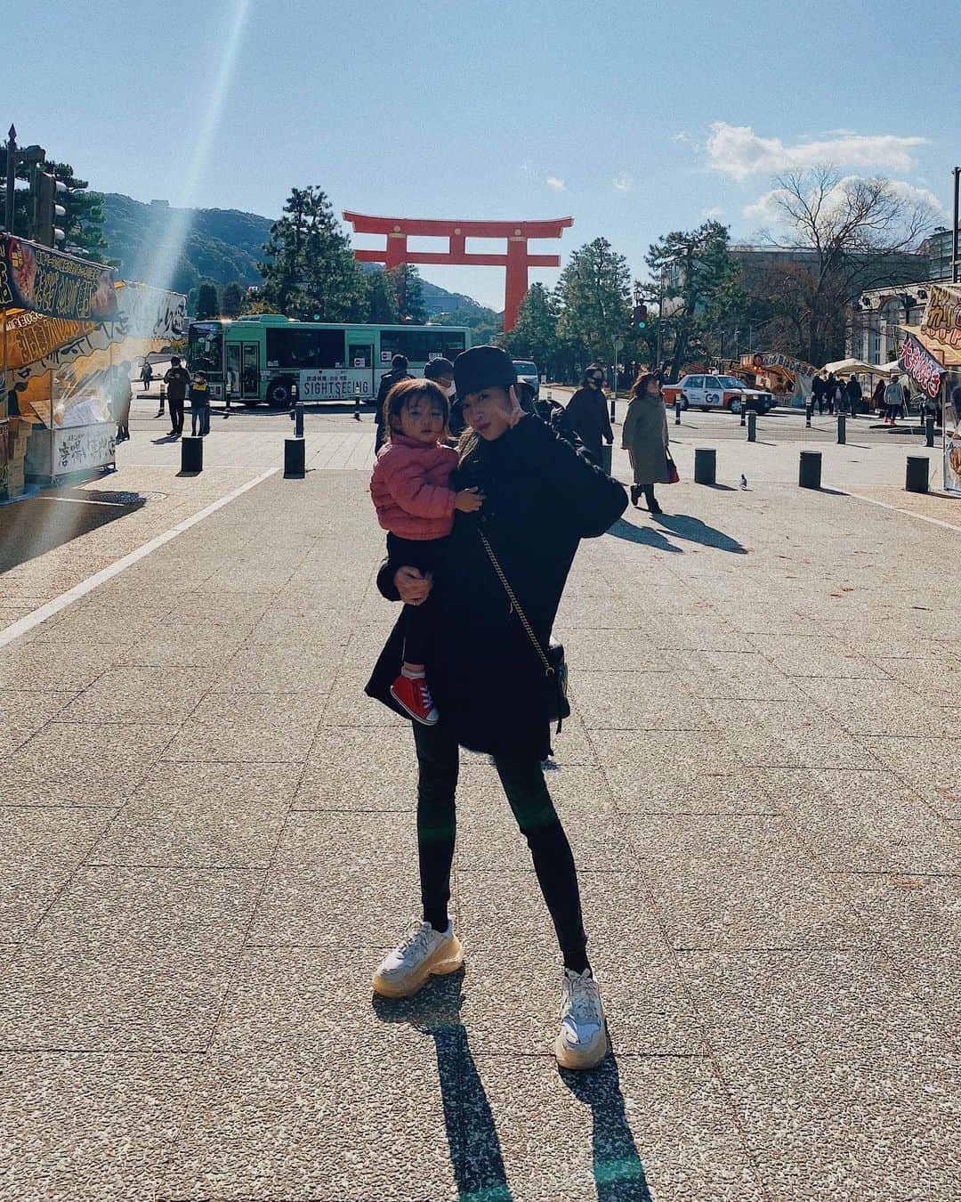 のインスタグラム：「平安神宮へ初詣⛩💖 イヤイヤ期が始まったわが子とのお出かけは 凄まじく大変😂😂😂 コンクリートだろうがなんだろうが寝そべってギャン泣きする姿は なんだかとっても笑けてきます🥲w 機嫌が良いと思っていたら急にキレだすし 最初は体調悪いのかな？とか色々心配したけど 無事にイヤイヤ期デビューされたって事で安心した😌✨w いつまで続くんだろう〜😂😂 皆さんが教えて下さった対処法を色々試してみたり "私は仏だ！"と思って乗り切ろうと思います😤💪🏻 絶賛イヤイヤ期のお子さんをもつママ達 キレながら楽しみながら頑張りましょうね💪🏻💖ww ・ ・ ・ ・ ・ ・ #newyear #kyoto #heianjingu #ootd #ootdfashion #dailylook #momlife #momanddaughter #18monthsold #babygirl #instagood #初詣 #平安神宮 #女の子ママ #女の子ベビー #1歳6ヶ月 #イヤイヤ期デビュー #イヤイヤ期 #ママもイヤイヤ期 #🤷🏼‍♀️」